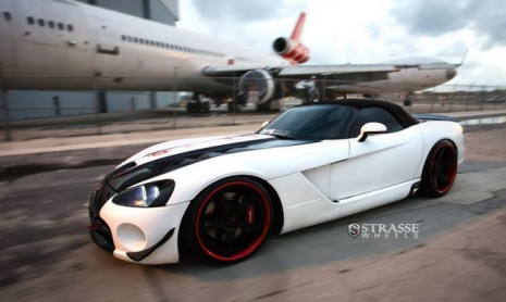 Прокаченный Dodge Viper на дисках Strasse Wheels